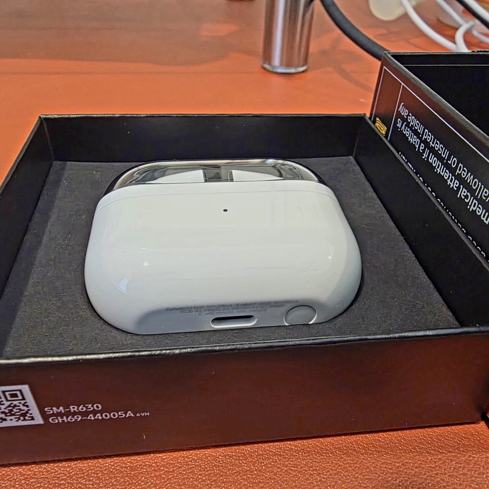 Samsung Galaxy Buds3 Pro - White - Picture 2 of 6